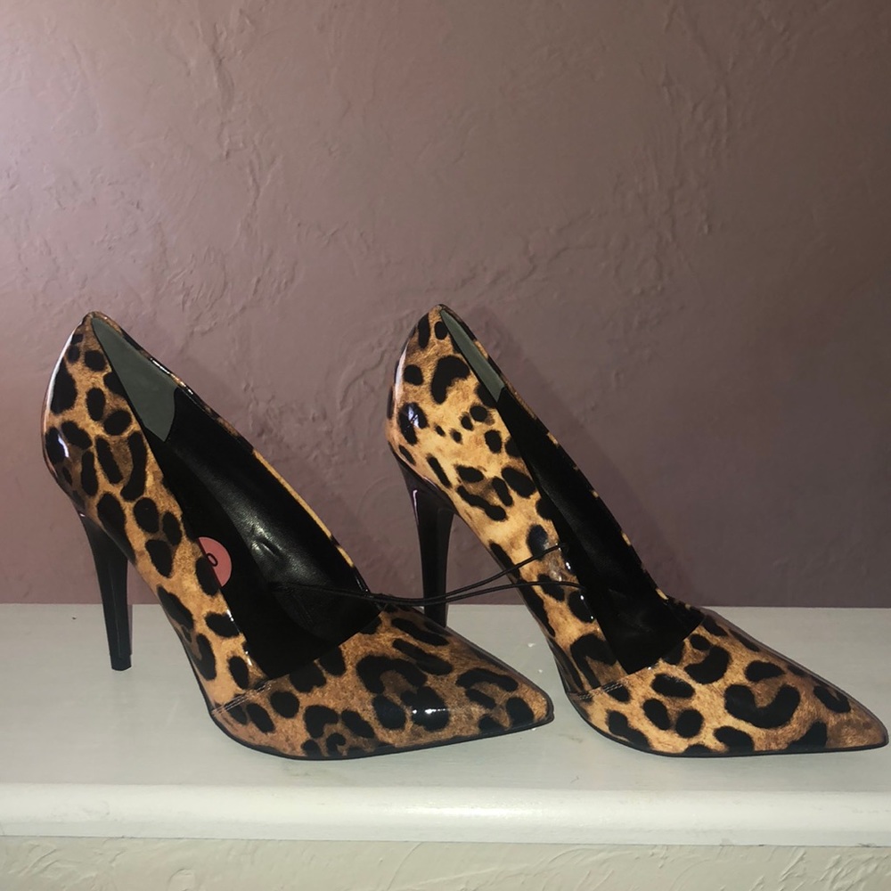 Brand new guess pumps heels